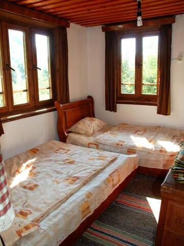Фото номера Трехместный номер с общей ванной комнатой Загородные дома Guest House Four Pines г. Бели-Осым 4